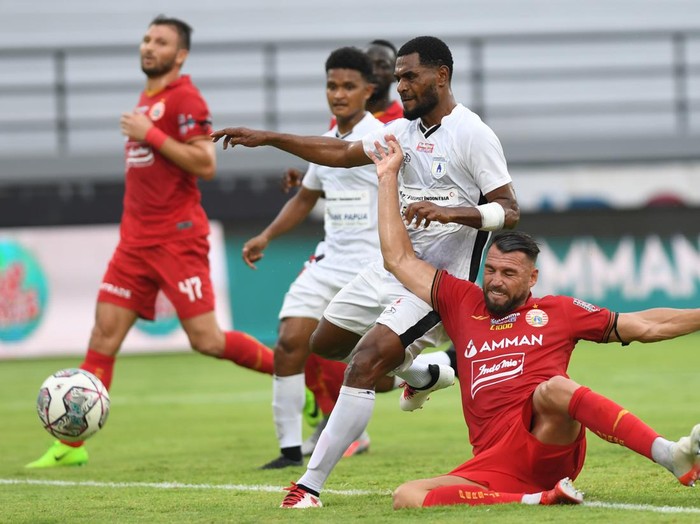 Pesepak bola Persipura Ferinando Pahabol (tengah) berdoa setelah timnya berhasil mengalahkan Persija Jakarta pada pertandingan sepak bola Liga 1 di Stadion I Wayan Dipta, Gianyar Bali, Selasa (11/1/2022). Persija kalah dari Persipura dengan skor 1-2. ANTARA FOTO/Nyoman Budhiana/tom.