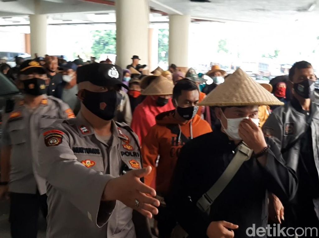Protes Pengelolaan Irigasi, Petani di Tasik Geruduk Kantor DPRD