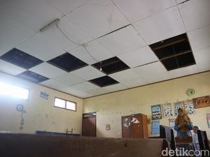 Brukk..! Plafon Ruang Kelas SD di Kudus Ambrol Timpa Siswa