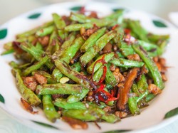 Menu Harian Ramadan ke-8: Gurihnya Ayam Goreng Rempah dan Tumis Buncis yang Bikin Lahap Makan!