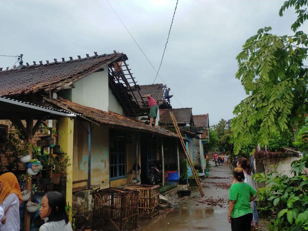Puluhan Rumah-Sekolah di Kaliwungu Kudus Rusak Diterjang Puting Beliung
