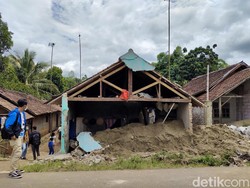Truk Pasir Hantam Rumah Warga di Lebak, Sopir Diduga Mengantuk