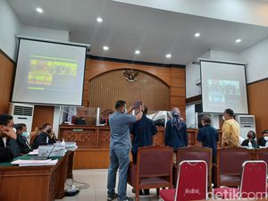 Ahli Pindad Paparkan Kondisi Barang Bukti 5 Senpi-17 Peluru di Kasus Km 50 Ahli Pindad Paparkan Kondisi Barang Bukti 5 Senpi-17 Peluru di Kasus Km 50