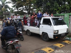Antusiasme Siswa Bandung Naik Mobil Bak Terbuka ke Lokasi Vaksinasi