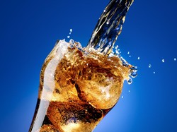 Suara Mendesis Minuman Ternyata Bikin Orang Senang