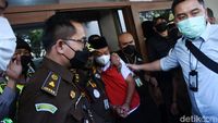 Dituntut Hukuman Mati, Pemerkosa 13 Santriwati Tertunduk Pasrah