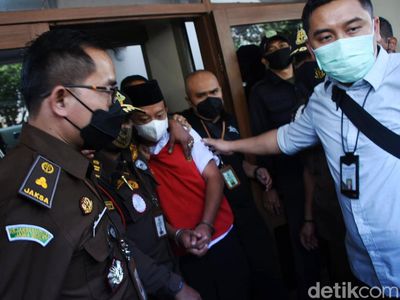 Dituntut Hukuman Mati, Pemerkosa 13 Santriwati Tertunduk Pasrah