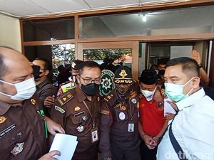 Herry Wirawan Akan Dihadirkan di Sidang Vonis Kasus Pemerkosaan 13 Santri Herry Wirawan Akan Dihadirkan di Sidang Vonis Kasus Pemerkosaan 13 Santri