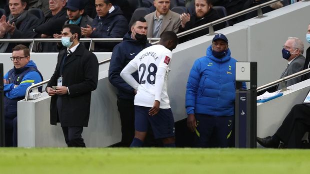 LONDON, ENGLAND - JANUARY 09: Tanguy Ndombele of Tottenham Hotspur leaves the field after being substituted during the Emirates FA Cup Third Round match between Tottenham Hotspur and Morecambe at Tottenham Hotspur Stadium on January 09, 2022 in London, England. (Photo by Julian Finney/Getty Images)