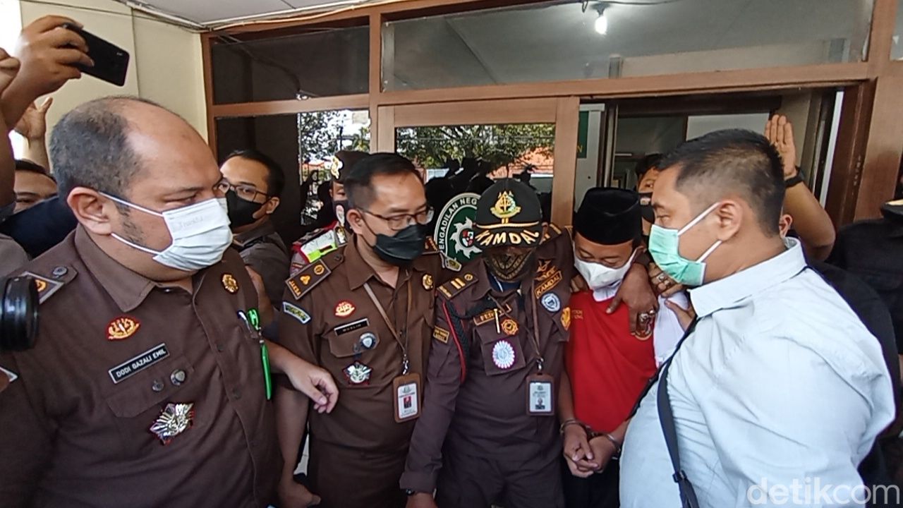 Terdakwa kasus pemerkosaan 13 santriwati Herry Wirawan dituntut hukuman mati. Jaksa menilai hukuman itu sesuai dengan perbuatan Herry Wirawan.