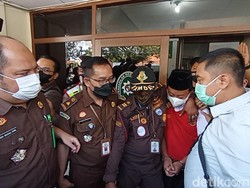 Dituntut Mati, Herry Wirawan Juga Wajib Bayar Denda-Ganti Rugi Nyaris Rp 1 M