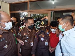 Keluarga Santriwati Minta Hakim Vonis Herry Wirawan Hukuman Mati Keluarga Santriwati Minta Hakim Vonis Herry Wirawan Hukuman Mati