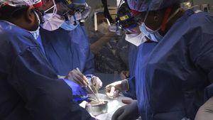 Potret Pria Pertama di Dunia yang Jalani Transplantasi Jantung Babi