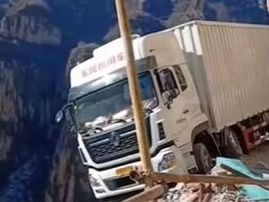 Ngeri.. Truk Nyangkut di Bibir Jurang Selama 3 Hari Gegara Ikuti GPS Ngeri.. Truk Nyangkut di Bibir Jurang Selama 3 Hari Gegara Ikuti GPS