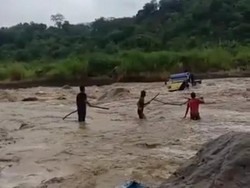 Detik-detik Truk Terseret Arus Sungai Gung Terekam Kamera, 2 Orang Tewas