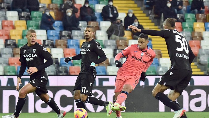 UDINE, ITALY - JANUARY 09: Luis Muriel of Atalanta scores his sides second goal during the Serie A match between Udinese Calcio v Atalanta BC at Dacia Arena on January 09, 2022 in Udine, Italy. (Photo by Getty Images/Getty Images)