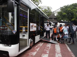 Pemkot Solo Gelar Uji Coba Bus Ramah Difabel Pemkot Solo Gelar Uji Coba Bus Ramah Difabel