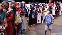 Minyak Goreng Mahal, Warga Antre Panjang Demi Harga Miring