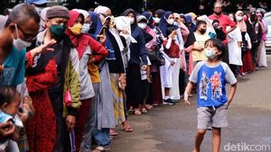 Minyak Goreng Mahal, Warga Antre Panjang Demi Harga Miring