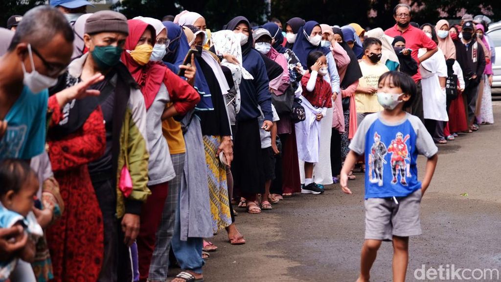 Minyak Goreng Mahal, Warga Antre Panjang Demi Harga Miring Minyak Goreng Mahal, Warga Antre Panjang Demi Harga Miring