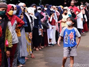 Minyak Goreng Mahal, Warga Antre Panjang Demi Harga Miring