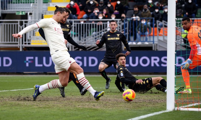 VENICE, ITALY - JANUARY 09: Zlatan Ibrahjomvic of Milan scores the opening goal during the Serie A match between Venezia FC v AC Milan at Stadio Pier Luigi Penzo on January 09, 2022 in Venice, Italy. (Photo by Maurizio Lagana/Getty Images)