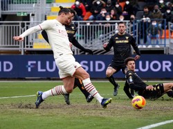 Zlatan Ibrahimovic, akhir pekan lalu menyamai torehan Ronaldo itu kala menjebol gawang Venezia (Getty Images/Maurizio Lagana)