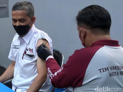Antusias Lansia di Sukabumi Disuntik Vaksin Booster COVID-19