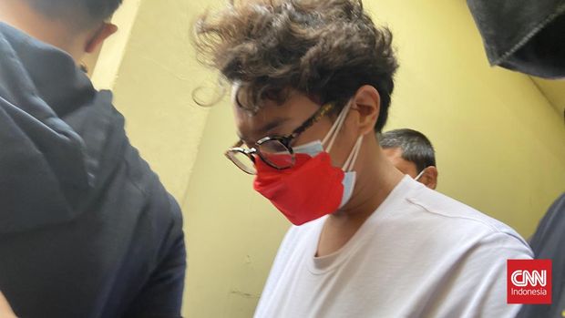 Ardhito Pramono ditangkap terkait kasus penyalahgunaan narkotika Aktor dan musisi Ardhito Pramono ditangkap terkait kasuspenyalahgunaan narkotika oleh Satres Narkoba Polres Metro JakartaBarat.