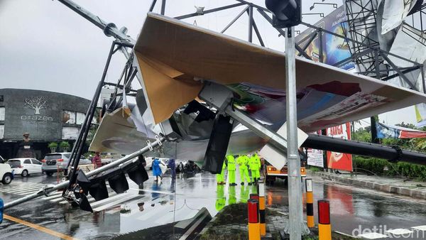 Baliho Jumbo di Sleman Ini Roboh Dihajar Angin dan Hujan Deras