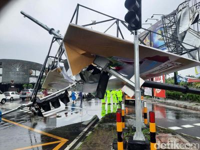 Baliho Jumbo di Sleman Ini Roboh Dihajar Angin dan Hujan Deras