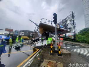 Baliho Berukuran Jumbo di Perempatan Concat Sleman Roboh Baliho Berukuran Jumbo di Perempatan Concat Sleman Roboh