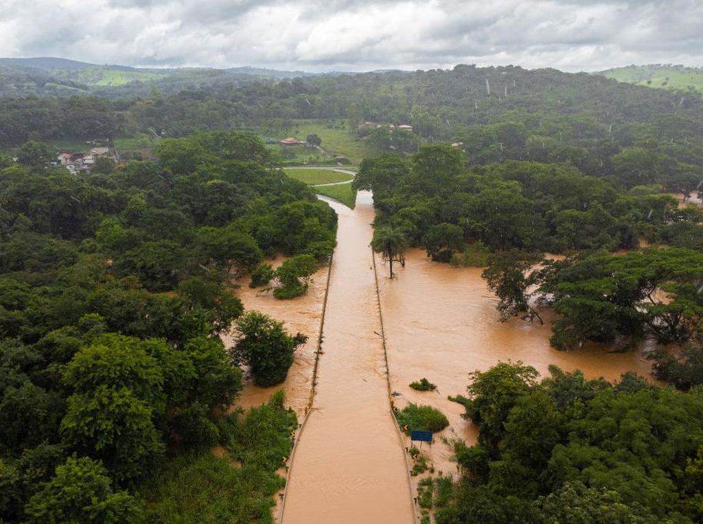 Potret Ganasnya Banjir di Brasil yang Tewaskan Belasan Orang