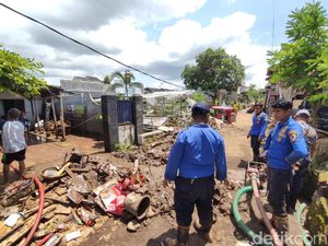 Pemadam Kebakaran Dikerahkan Semprot Lumpur Bekas Banjir di Jember