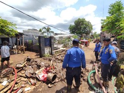 Pemadam Kebakaran Dikerahkan Semprot Lumpur Bekas Banjir di Jember