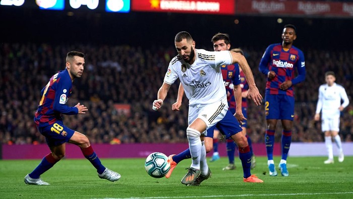 BARCELONA, SPAIN - DECEMBER 18: Karim Benzema of Real Madrid takes on Jordi Alba of Barcelona during the Liga match between FC Barcelona and Real Madrid CF at Camp Nou on December 18, 2019 in Barcelona, Spain. (Photo by Alex Caparros/Getty Images)