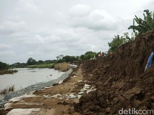 Penampakan Tanggul Sungai Citarum yang Longsor di Bekasi