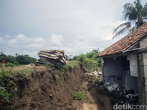 Tanggul Citarum yang Longsor Timpa Rumah Warga Ditutup Karung Isi Tanah
