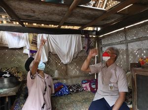 Ganjar Janji Renovasi Rumah Warga Tak Layak Huni di Kebumen