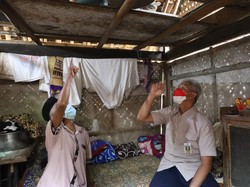 Ganjar Janji Renovasi Rumah Warga Tak Layak Huni di Kebumen