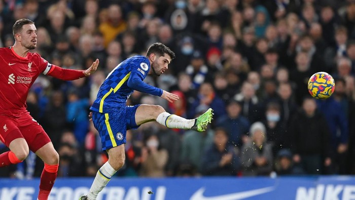 LONDON, ENGLAND - JANUARY 02: Christian Pulisic of Chelsea scores their sides second goal during the Premier League match between Chelsea and Liverpool at Stamford Bridge on January 02, 2022 in London, England. (Photo by Shaun Botterill/Getty Images)
