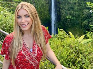 Janda Bos Playboy Tobat Pose Telanjang