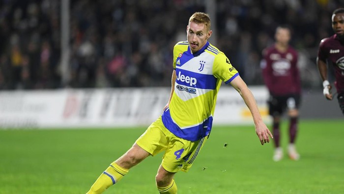 SALERNO, ITALY - NOVEMBER 30: Dejan Kulusevski of Juventus during the Serie A match between US Salernitana v Juventus at Stadio Arechi on November 30, 2021 in Salerno, Italy. (Photo by Francesco Pecoraro/Getty Images)