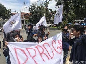 Desak Dewan Minta Maaf soal Dugaan Korupsi Bansos, Mahasiswa Demo di DPRD
