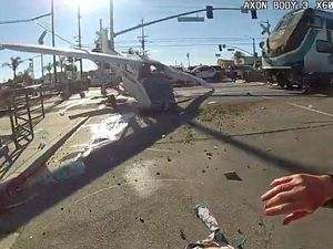 Menegangkan! Pilot Lolos dari Maut Usai Pesawatnya Ditabrak Kereta