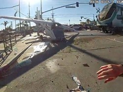 Menegangkan! Pilot Lolos dari Maut Usai Pesawatnya Ditabrak Kereta