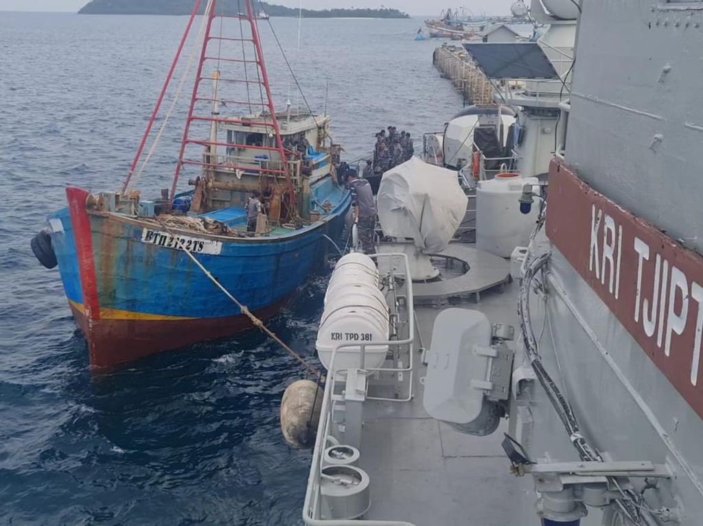 Detik-detik TNI AL Tangkap 3 Kapal Ikan Vietnam di Laut Natuna
