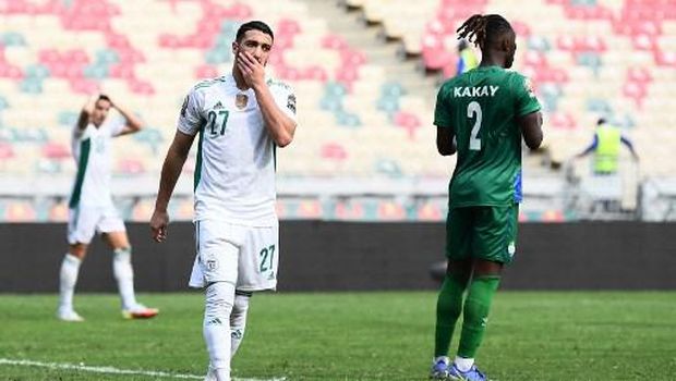 Algeria's forward Said Benrahma (L) and Sierra Leone's defender Osman Kakay (R) react after a draw in the Group E Africa Cup of Nations (CAN) 2021 football match between Algeria and Sierra Leone at Stade de Japoma in Douala on January 11, 2022. (Photo by CHARLY TRIBALLEAU / AFP)