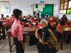 Ganjar Pranowo Tinjau PTM 100% dan Vaksinasi Anak di Kebumen