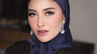 8 Gaya Hijab Shandy Purnamasari, Bos MS Glow Kini Jadi Pemilik Vespa Termahal